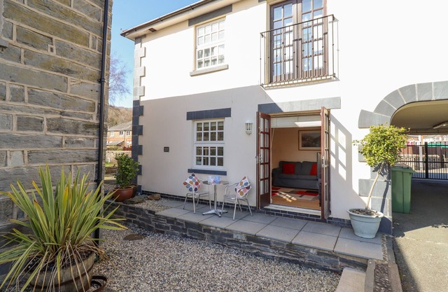 TALIESIN, pet friendly, country holiday cottage in Porthmadog