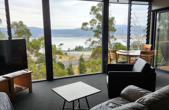 Tamar Ridge Winery Apartment. River Views!