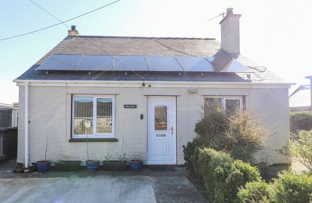 TANYFRON HOLIDAY STUDIO, romantic, with open fire in Gwalchmai