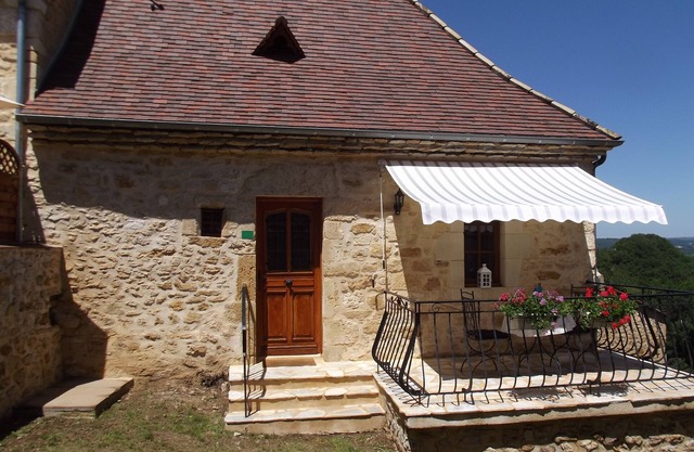 Tastefully renovated, beautiful views, close to many sights and amenities.