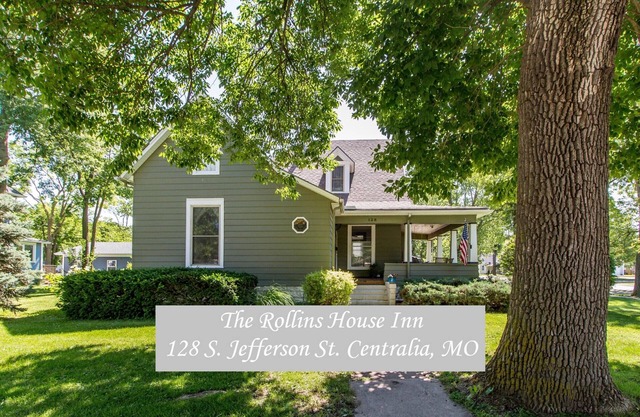 Tastefully restored historic home in quaint town, 20 minute drive to Columbia MO