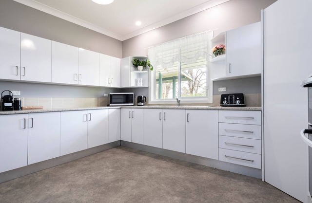Tatbern Park Cottage Wallalong next to Wallalong House wedding venue - suits up to 10 guests