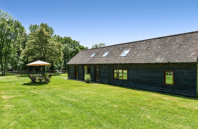 Taylors Copse Cottage by inspirestays.com - a cottage that sleeps 5 guests in 2 bedrooms