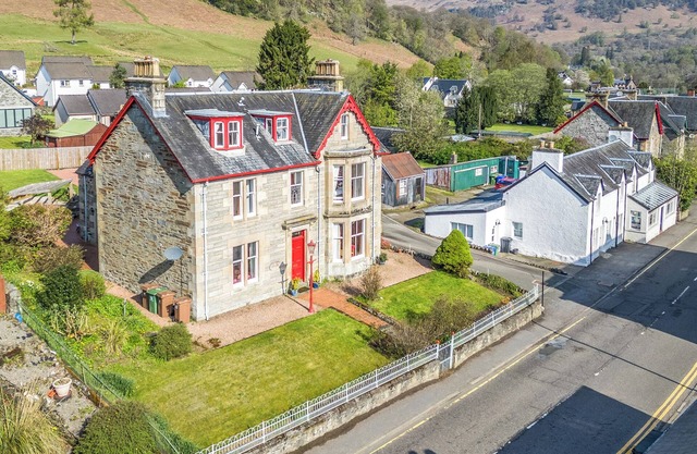 TAYVIEW, pet friendly, character holiday cottage in Killin