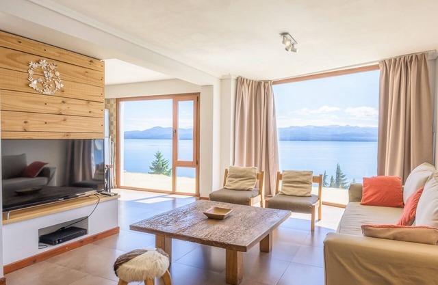 TD7 - Stunnning 3/4 Beddroom Apartment Incredible Lake Views Garden and Jacuzzi
