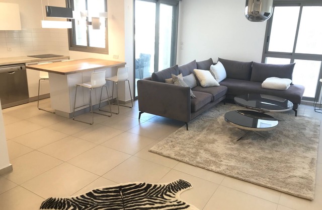 Tel Aviv Modern & Spacious 3 BR Luxury Apt in a good aria close to the lake