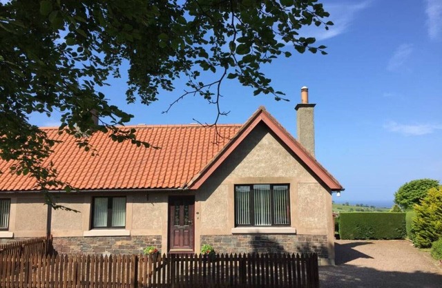 Templehall Cottage. Modern cottage with sea view