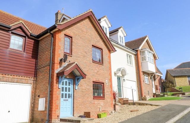 TENNYSON VIEW, family friendly, with a garden in Totland