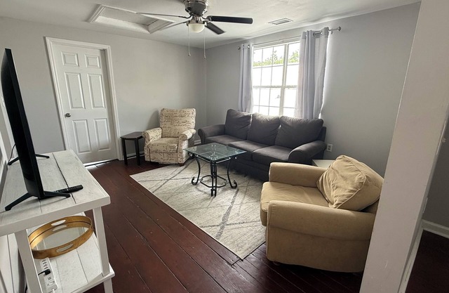 Terrific 3-bedroom apartment with AC in charming Charleston