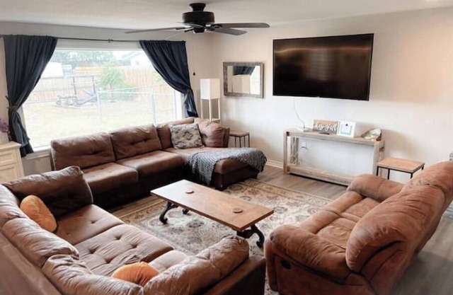Texan delight- 6 bed house/large yard/streaming!