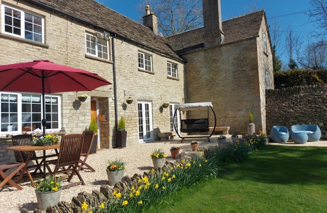Thames Head Wharf - Historic Cotswold Cottage with Stunning Countryside Views