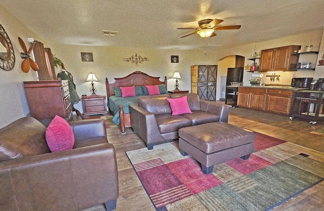 The 1940's AVIATOR's Master Suite Studio ~BUDGET friendly! Stellar Location!