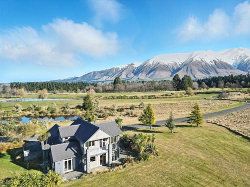 The Alpine Edge - Windwhistle Holiday Home
