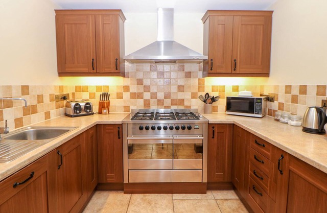 THE ANNEXE, pet friendly, character holiday cottage in Litcham