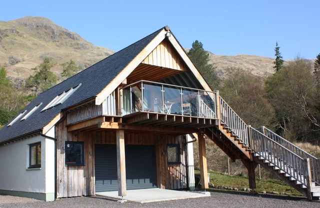THE APARTMENT, with a garden in Ardgour