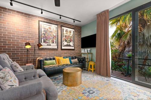 The Art Haus - Retro-Chic Hideaway near Local Gems