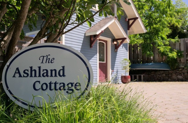 The Ashland Cottage, walk to town