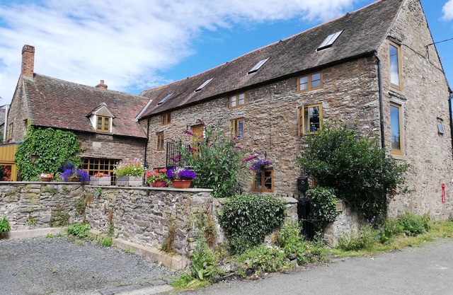 THE BARLEY STORE, family friendly, with a garden in Strefford