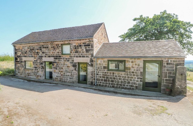 THE BARN AT CHATSWORTH FARM, family friendly in Brown Edge