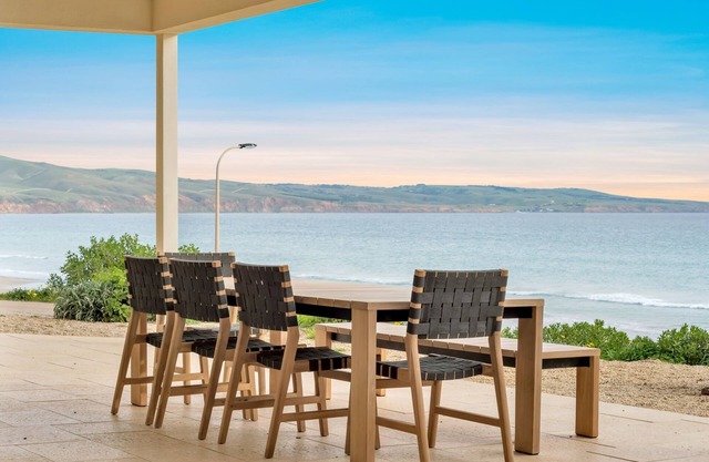 The Bay Beach House - with the ultimate view and privacy