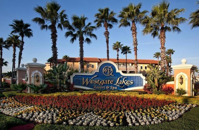 The beautiful lakefront Westgate Lakes Resort & Spa is a tropical paradise
