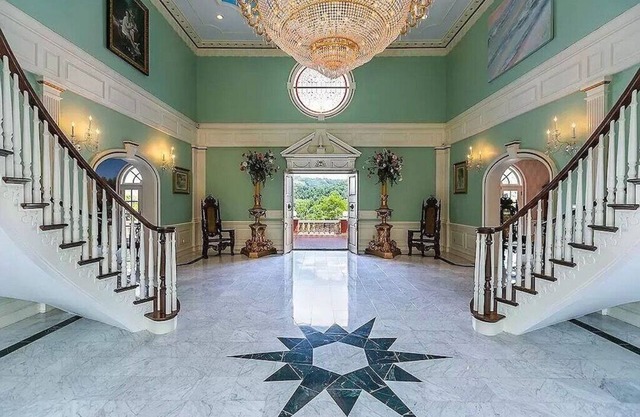 The Bluegrass Palace : Kentucky's Majestic Dream Estate