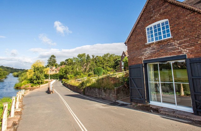 THE BOAT HOUSE, pet friendly, with a garden in Upper Arley