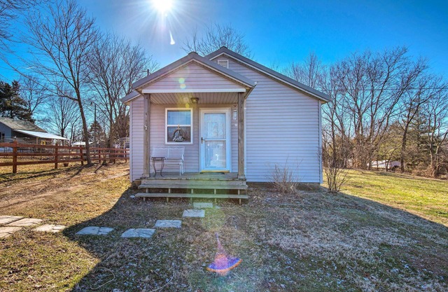 'The Brewer Guesthouse' Tiny Home w/Patio & Yard!