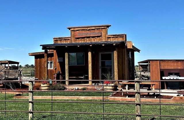 The Bunkhouse: Mountain views, solitude, close to town and many western sights.