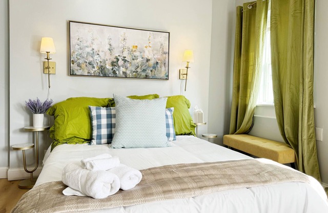 The Cardinal D/QUEEN 1BD/1BA Studionn