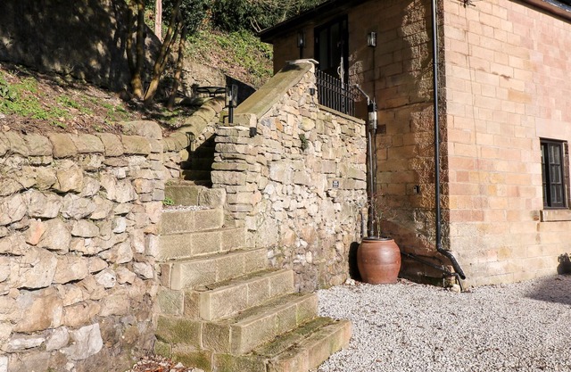 THE CARRIAGE HOUSE, romantic, with a garden in Matlock Bath