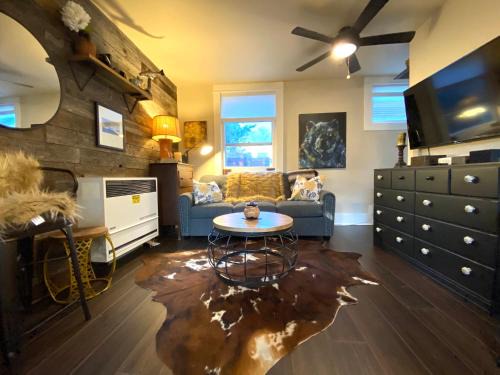 The Chic Guest Retreat in Old Town near CSU!