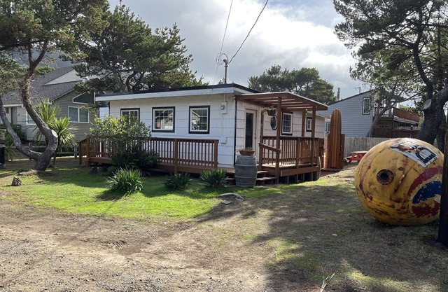The Chillton #125- Cozy cabin steps to beach on quiet lane