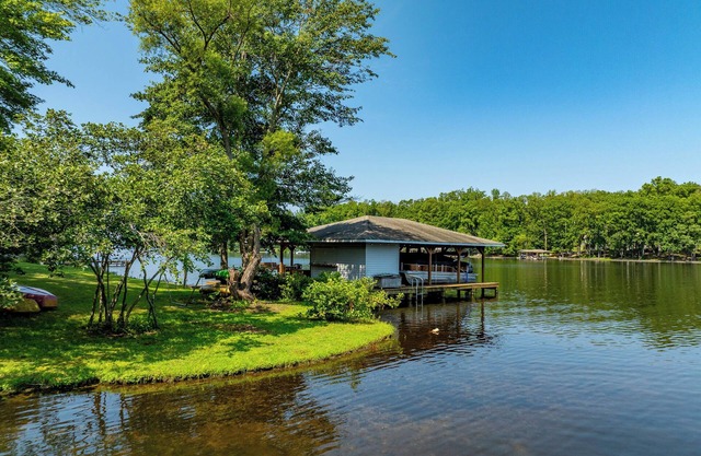 The Christmas Cabin -4br 400ft private waterfront fireplace, boathouse, kayaks