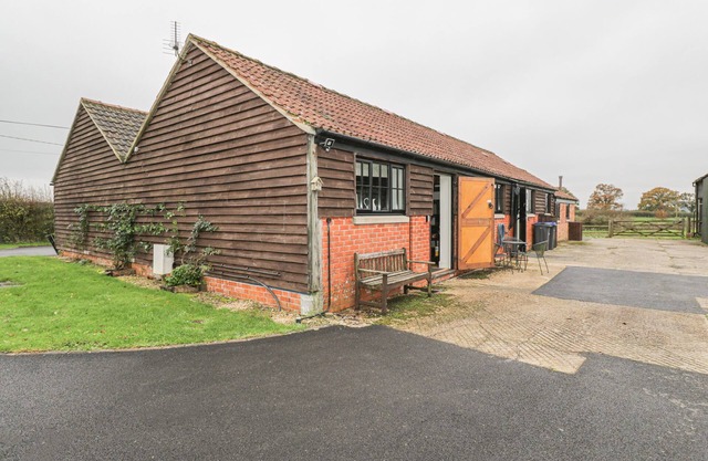 THE CIDER BARN, pet friendly, with a garden in West Knoyle