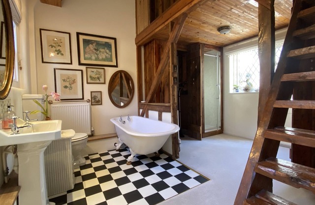 The Clock House - a 1 bedroom cottage that sleeps two guests in 1 bedroom