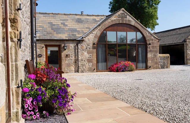The Coach House - access to High Peak Trail, Explore, Autumn Colour's & Scenery