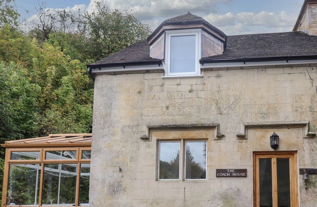 THE COACH HOUSE, pet friendly, with open fire in Brockworth
