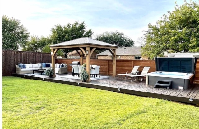 THE COLONY COTTAGE W/HOT TUB & OUTDOOR OASIS/FAMILY FRIENDLY