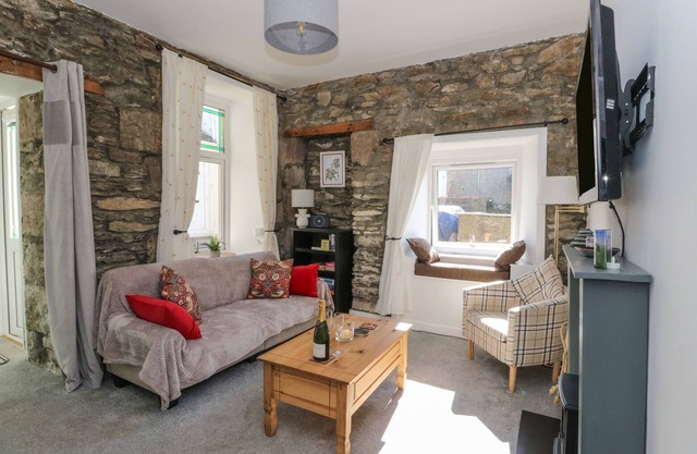 THE COORIE @ COVE, romantic, with a garden in Kilcreggan
