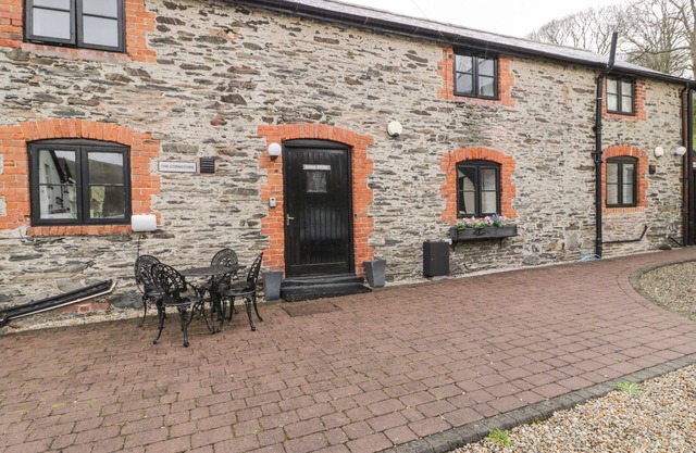 THE CORN STORE, pet friendly, character holiday cottage in Carrog