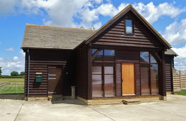 The Cotswold Manor Barn, Exclusive Hot Tub, Games Barn, 70 acres of Parkland