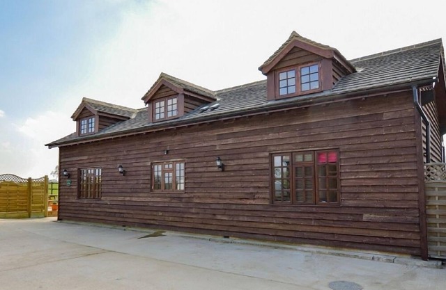 The Cotswold Manor Byre, Exclusive Hot Tub, Games Barn, 70 acres of Parkland