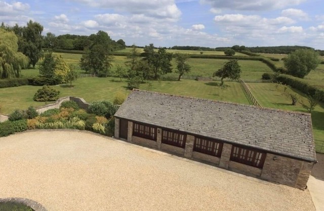The Cotswold Manor Cottage, Exclusive Hot Tub, Games Barn, 70 acres of Parkland