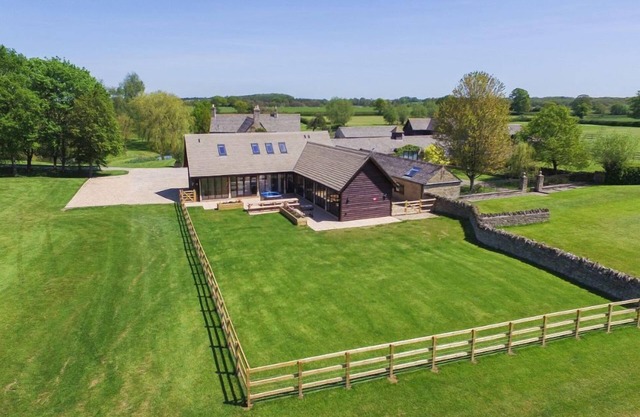 The Cotswold Manor Court, Exclusive Hot Tub, Games Barn, 70 acres of Parkland
