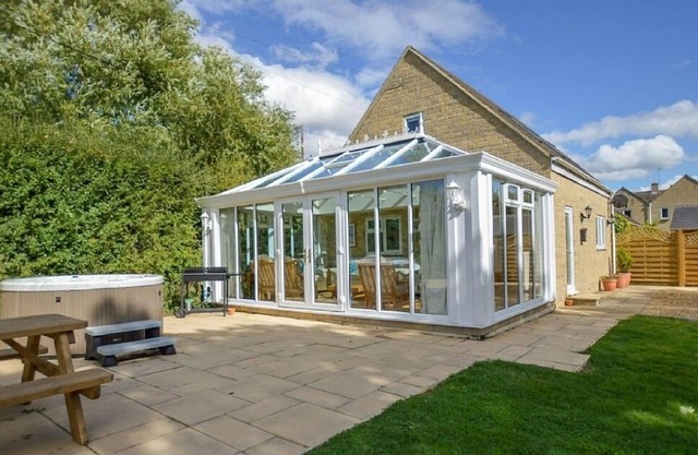 The Cotswold Manor Vineyard, Exclusive Hot Tub, Games Barn, 70 acres of Parkland