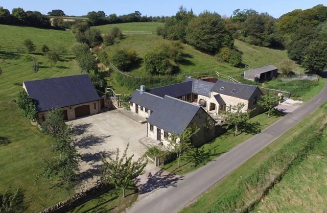 The Cotswold Manor Wychwood, with Hot-Tub, Games Barn, 3 acres of Parkland