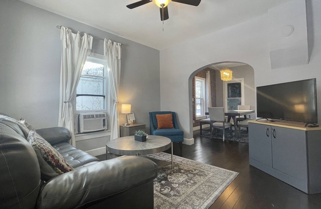 The Cottage! Chic Bungalow near Old Town Square!