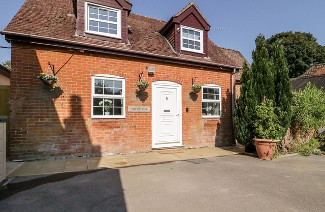 THE COTTAGE, family friendly, with open fire in Winterslow