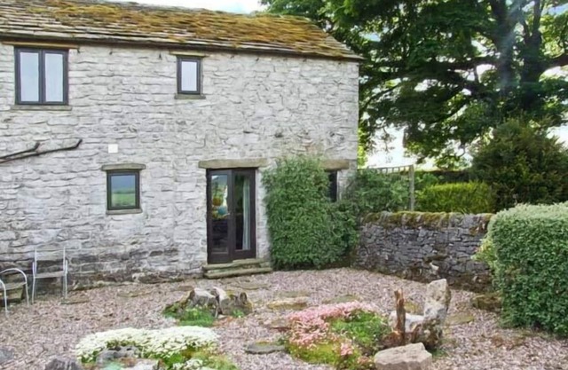THE COTTAGE, pet friendly, character holiday cottage in Peak Forest